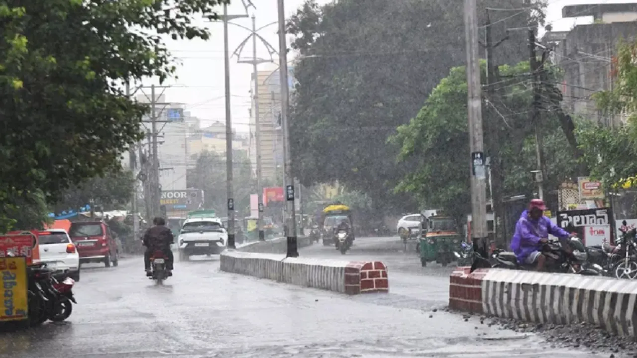 Heavy Rains: భారీ వర్షాలు.. ఏపీ వ్యాప్తంగా స్కూళ్లకు సెలవు!