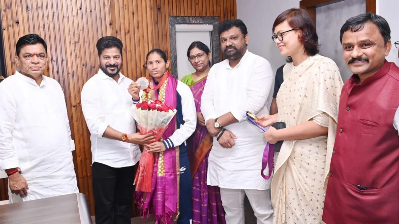 Deepthi Jeevanji: పారాలింపిక్స్ కాంస్య పతాక విజేత దీప్తి జీవాంజికి భారీ నజరానా