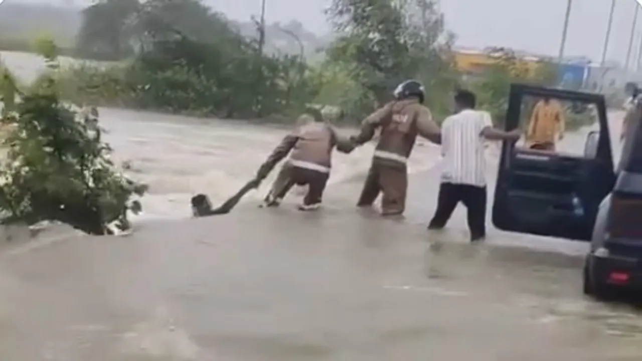ప్రాణాలకు తెగించి వ్యక్తిని కాపాడిన పోలీసులు-VIDEO