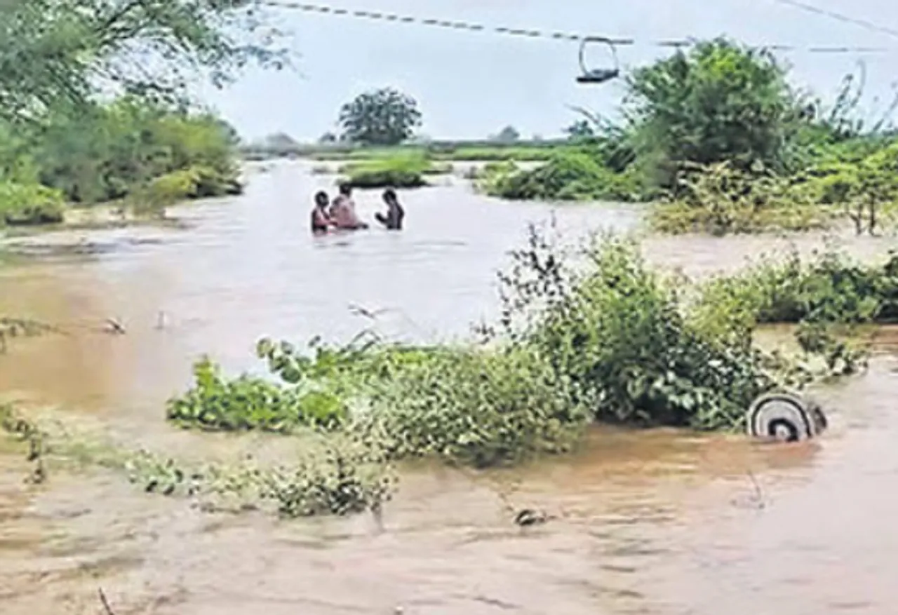 Andhra Pradesh: పునరావాస శిబిరానికి వస్తున్న బోటు గల్లంతు..అందులో 8 మంది!
