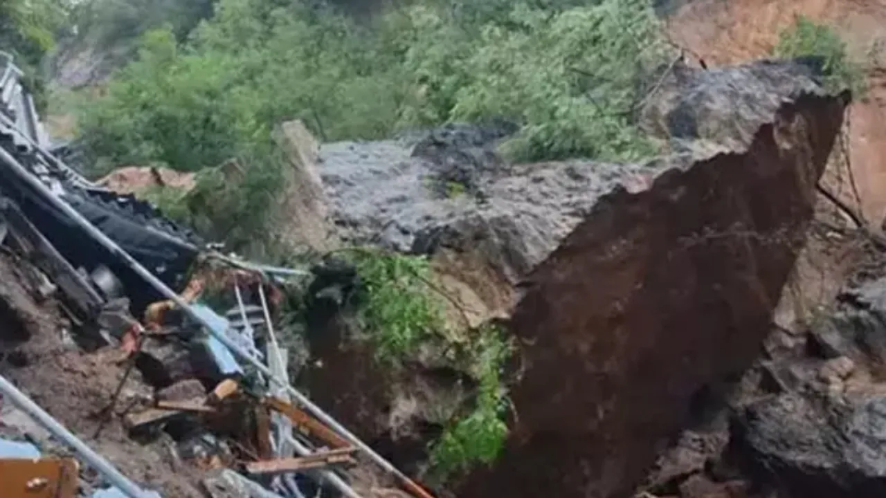 Andhra Pradesh: చింతపల్లి లో విరిగిపడ్డ కొండచరియలు..పలువురు గల్లంతు!