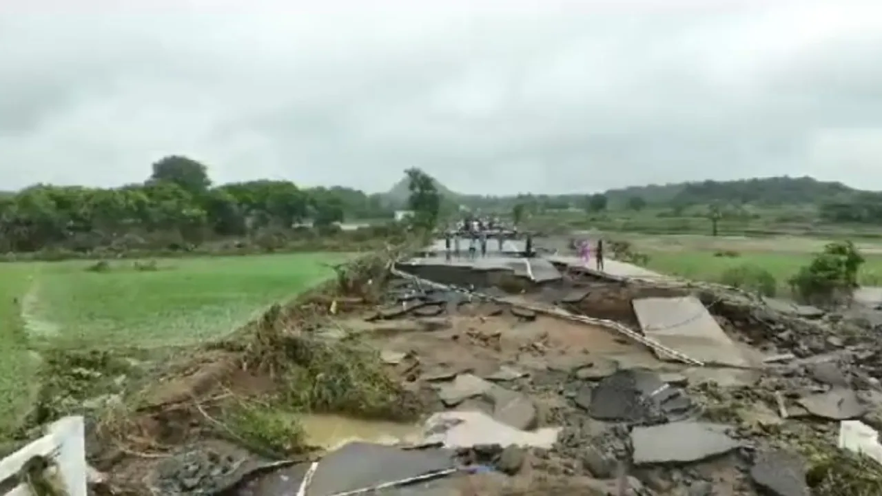 వరదబీభత్సం.. ఆనవాళ్లు కోల్పోయిన రోడ్డు-VIDEO