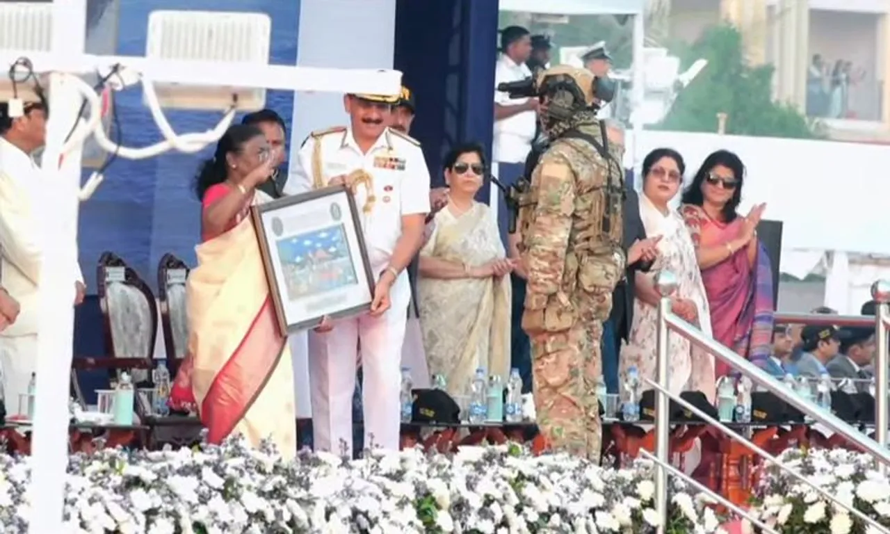 ନୌସେନା ପକ୍ଷରୁ ରାଷ୍ଟ୍ରପତିଙ୍କୁ ସ୍ମୁତିଚିହ୍ନ ଭେଟ