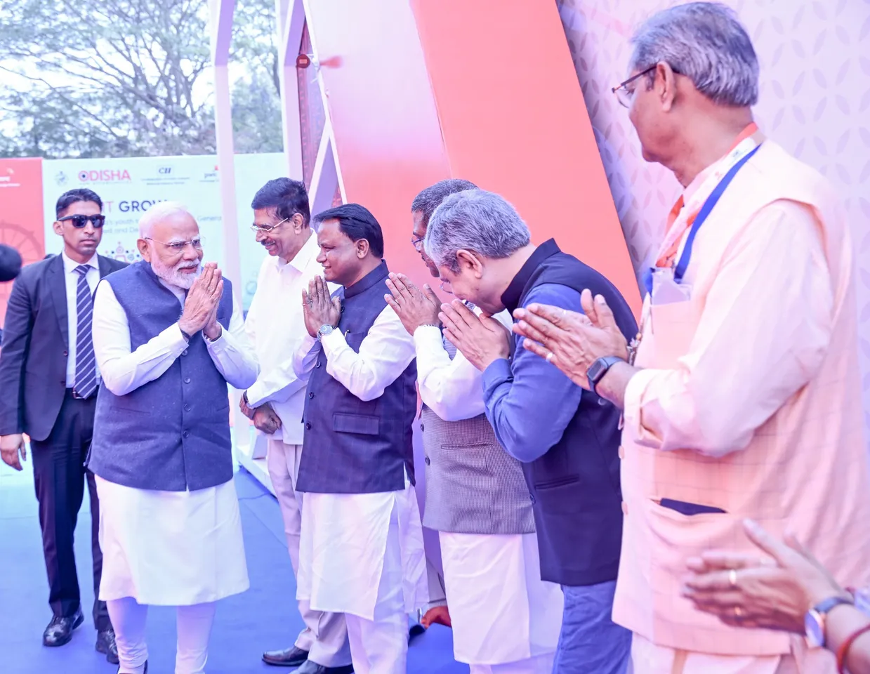 ପ୍ରଧାନମନ୍ତ୍ରୀ ମୋଦୀଙ୍କୁ ସ୍ବାଗତ କରୁଛନ୍ତି ମୁଖ୍ୟମନ୍ତ୍ରୀ, ଉପମୁଖ୍ୟମନ୍ତ୍ରୀ ଓ କେନ୍ଦ୍ରମନ୍ତ୍ରୀ।