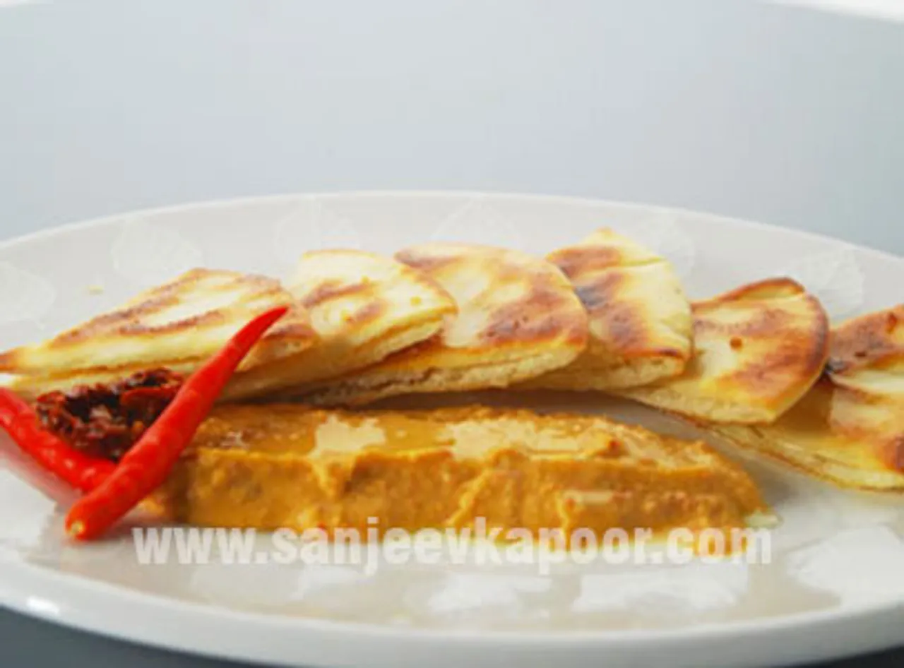 पिटा चिप्स विद टोमाटो चिल्ली हुम्मुस