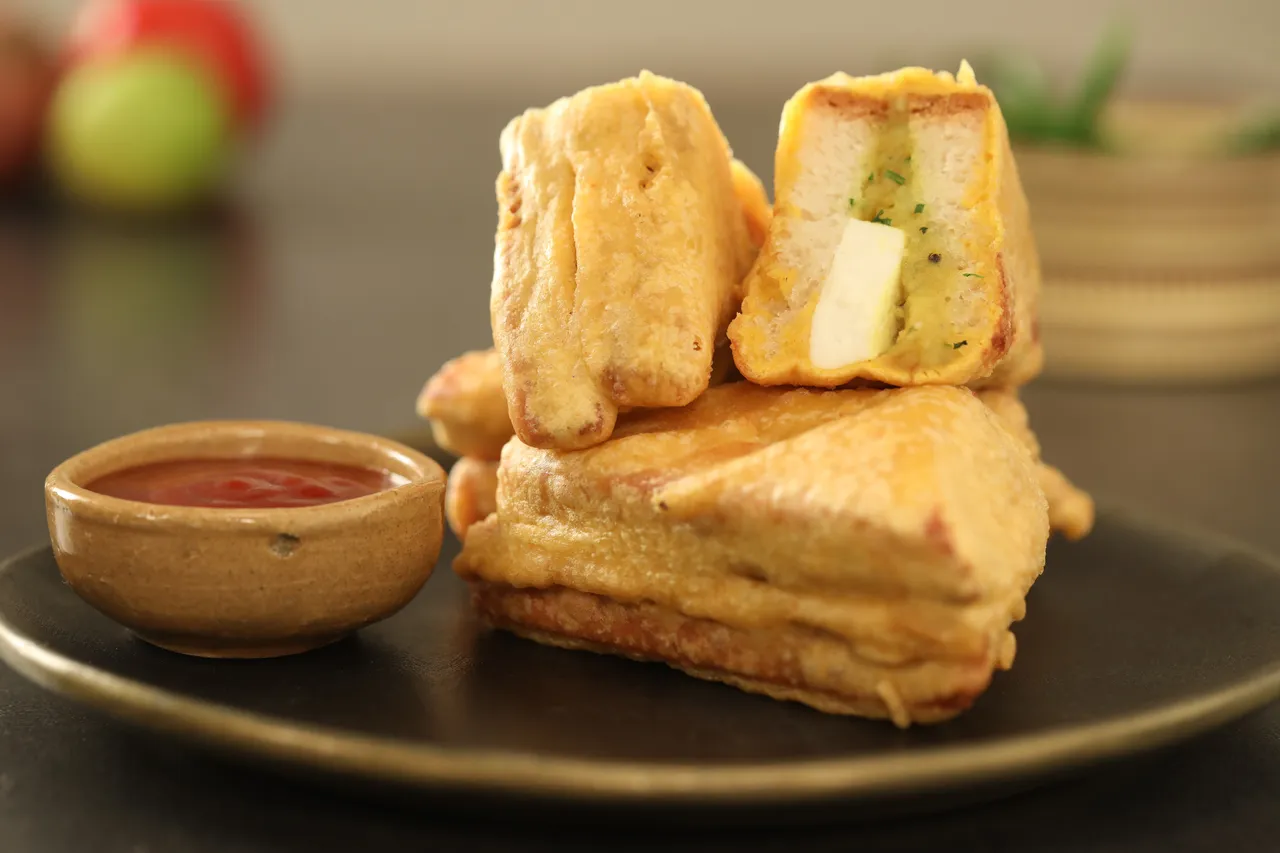 Aloo Paneer Bread Pakoda 1