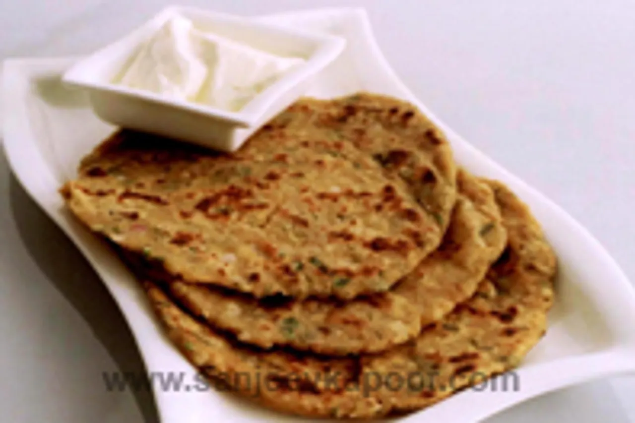 Hare Pyaaz Aur Aloo Ka Parantha