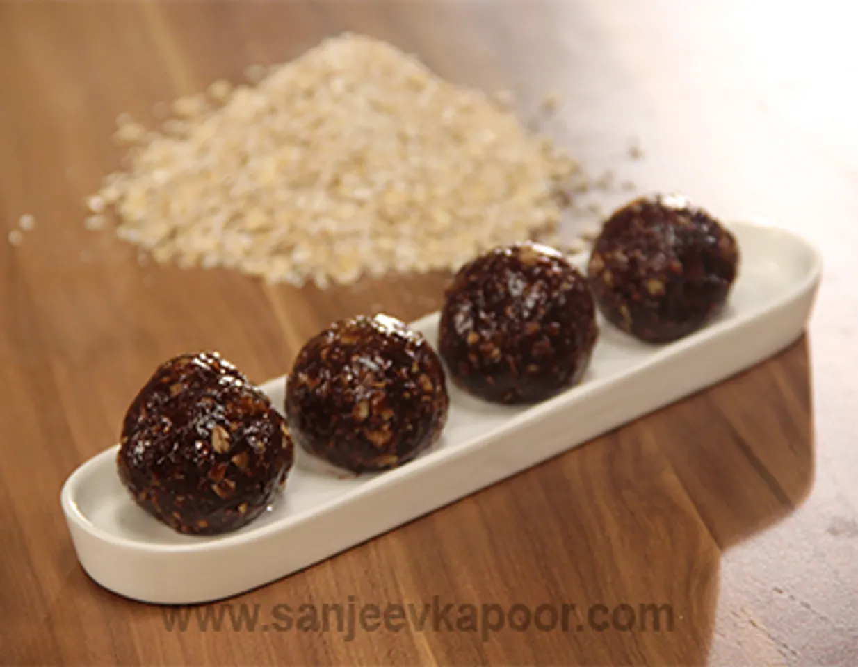 Khajur aur Chocolate Oats Laddoo
