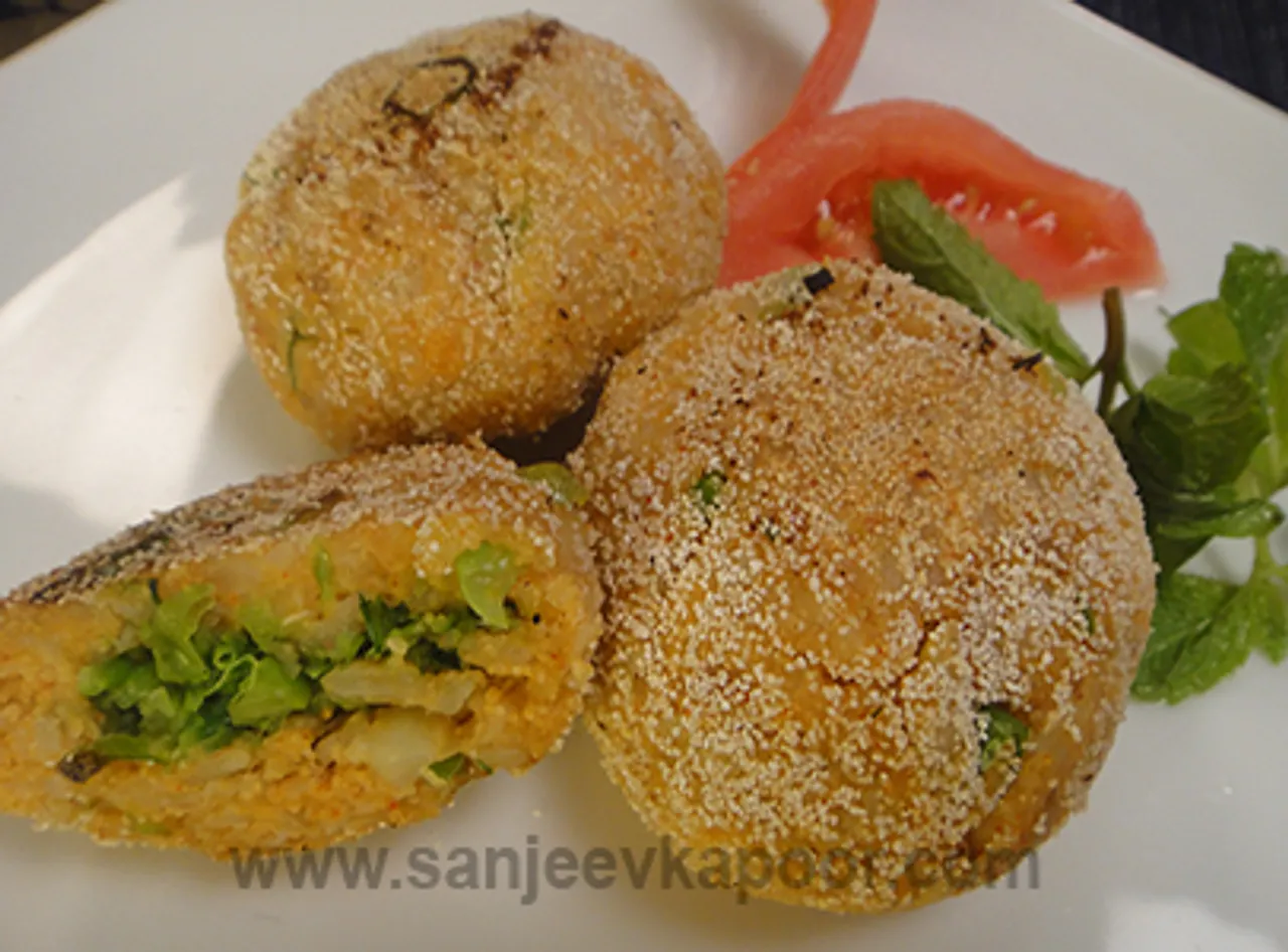 Kachche Kele aur Hare Matar ki Tikkiyan