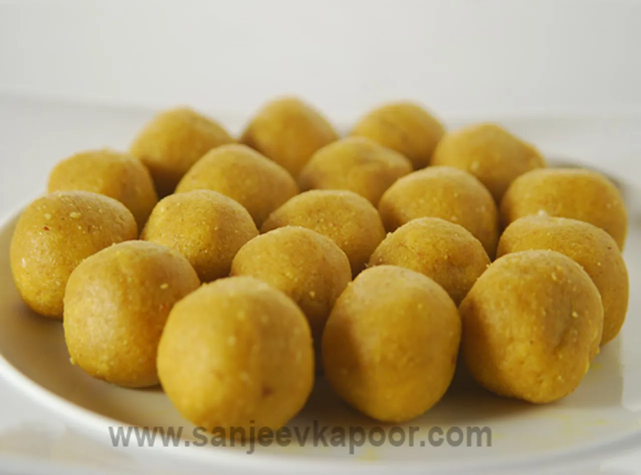 Badami Besan Ke Laddoo