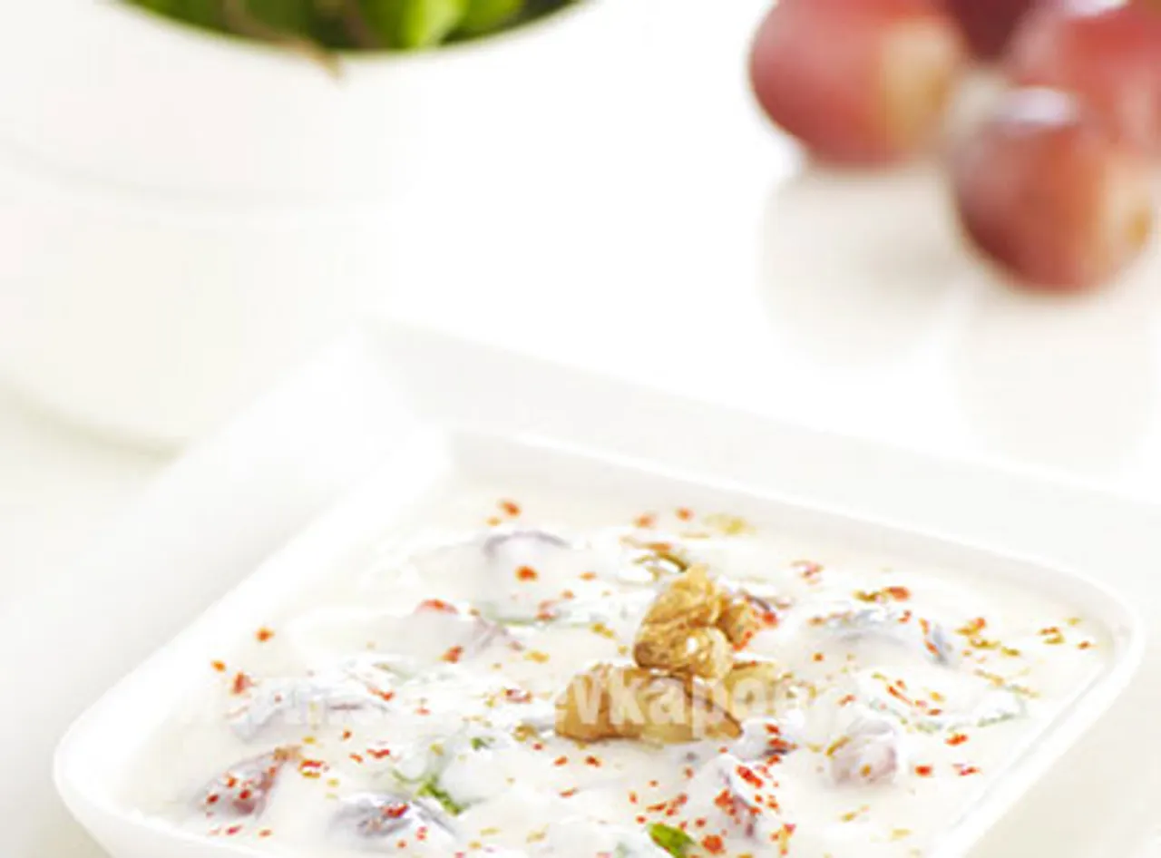 Grapes And Walnut Raita