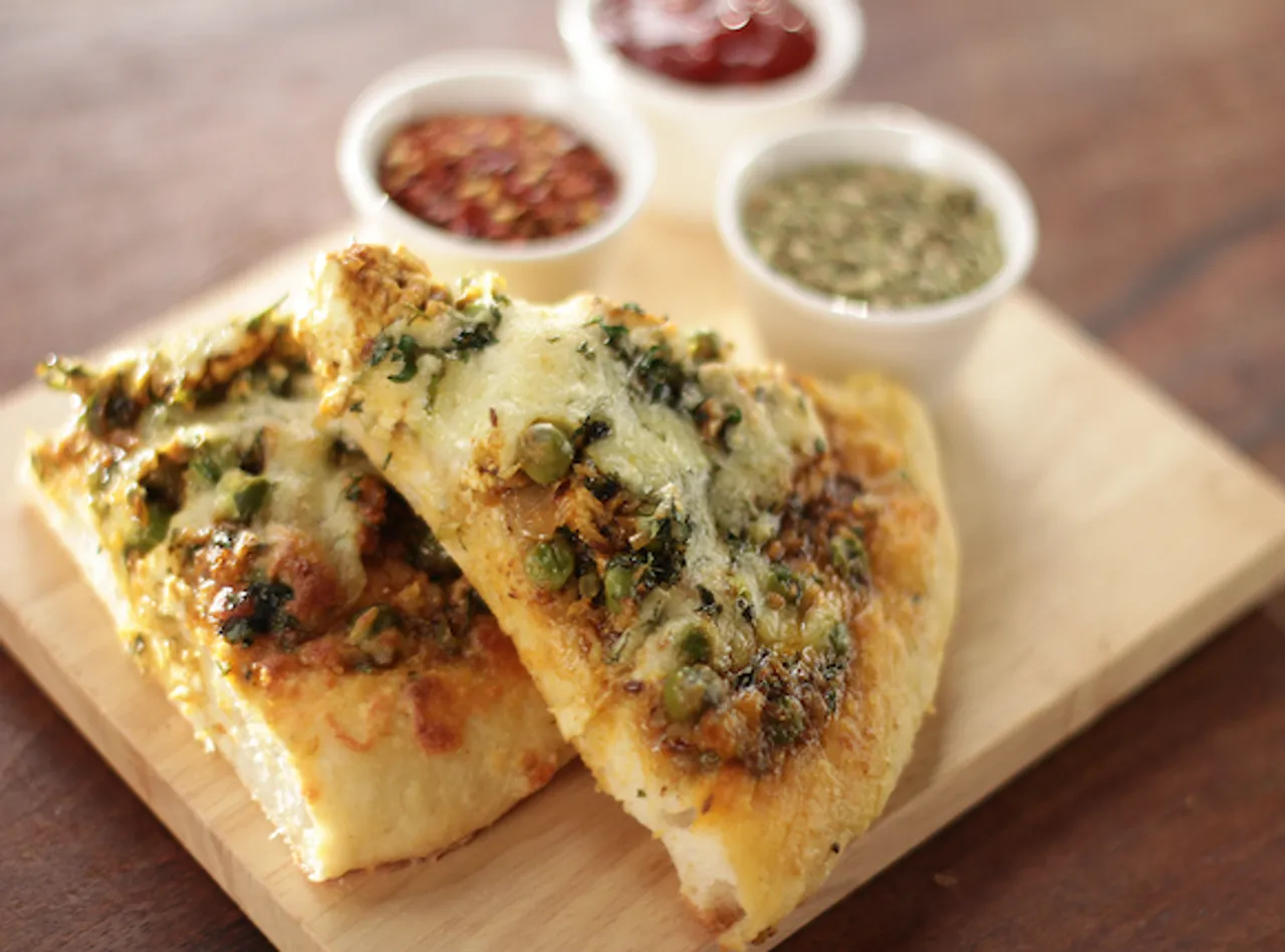 Matar Paneer Pizza 