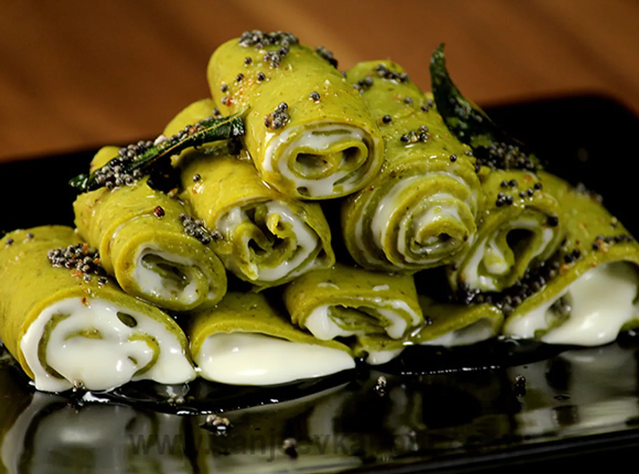 Cheesy Spinach Khandvi