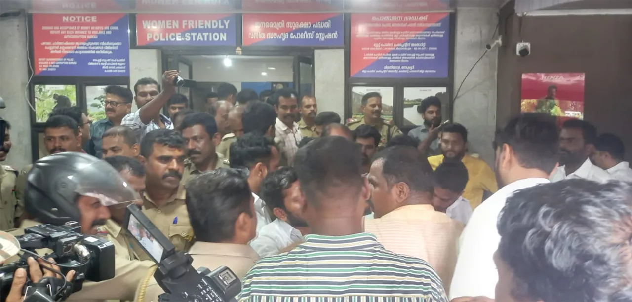 congress protest palakkad police station