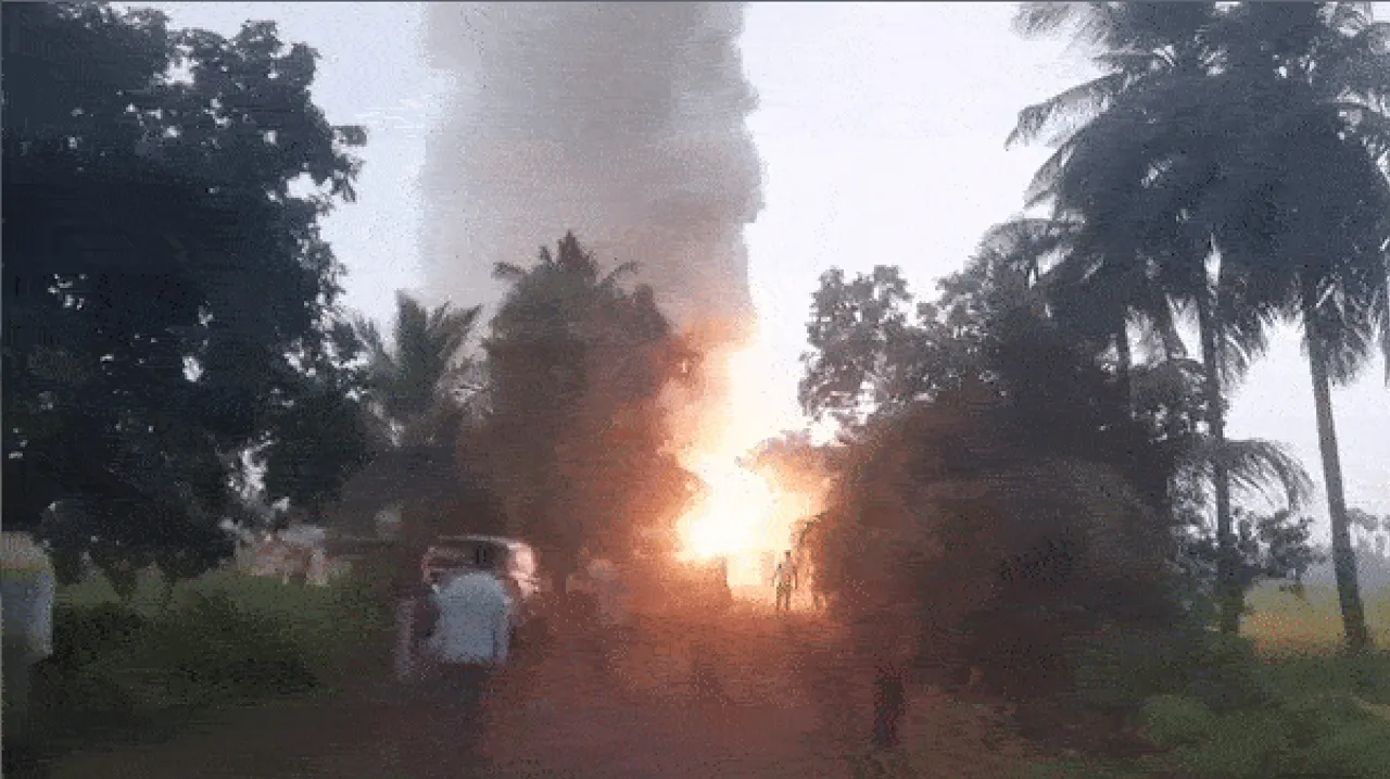 2 dead after fire breaks out at fireworks shop