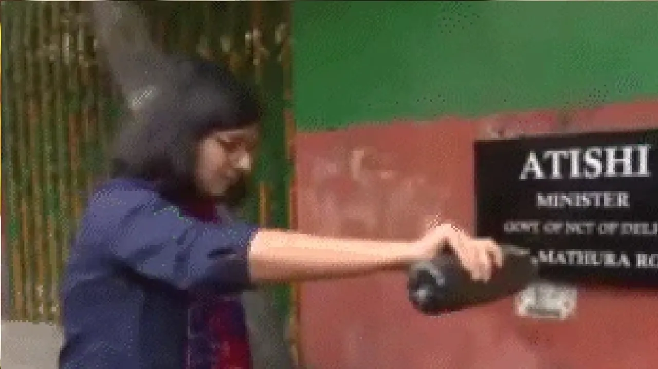Swati Maliwal offers Atishi 'black' water