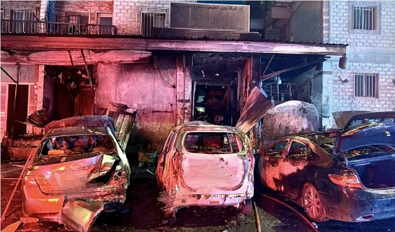 Fire Engulfs Garage and Vehicles in Jleeb Al-Shuyoukh