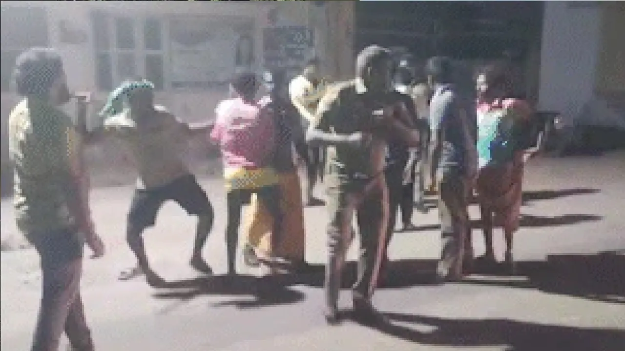  Gang snatches batons from Tamil Nadu cops, beats them up