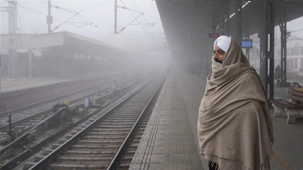 Thick fog engulfs Delhi, 37 flights delayed, temperature likely to dip further