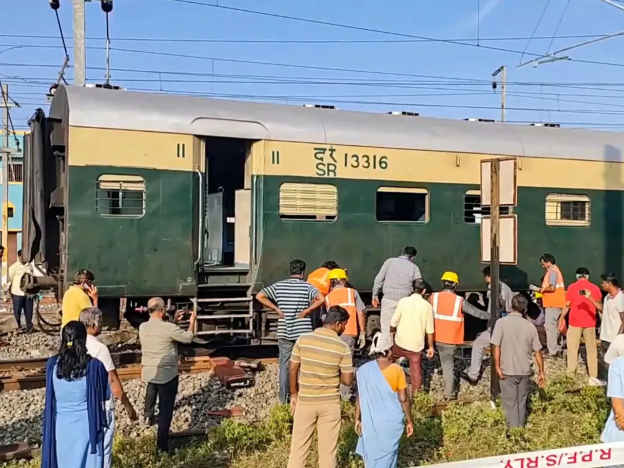 5 coaches of Villupuram-Puducherry passenger