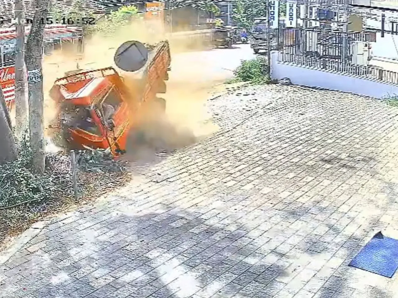 mini lorry accident kannur