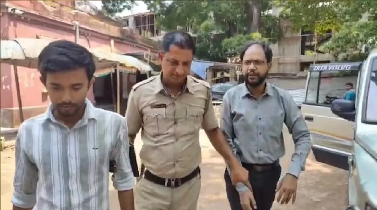 2 arrested for putting up Pak flag near railway station in Bengal