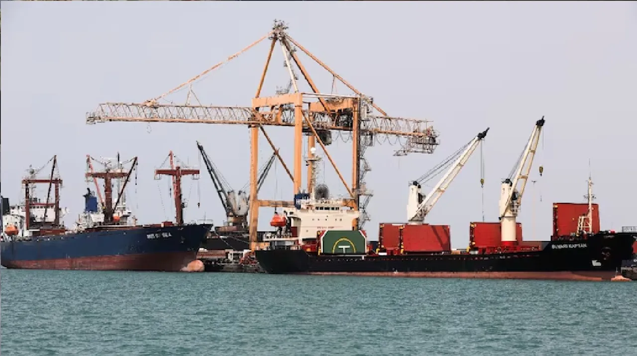 Video: Israel bombs Yemen's Hodeidah port day after Houthis strike Tel Aviv