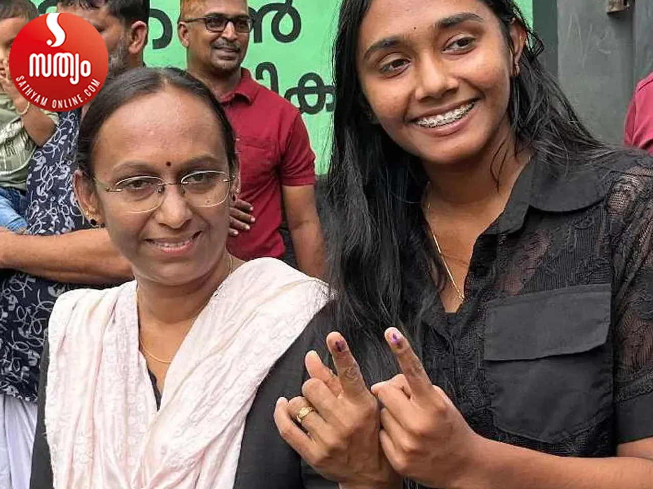 vv prakash family