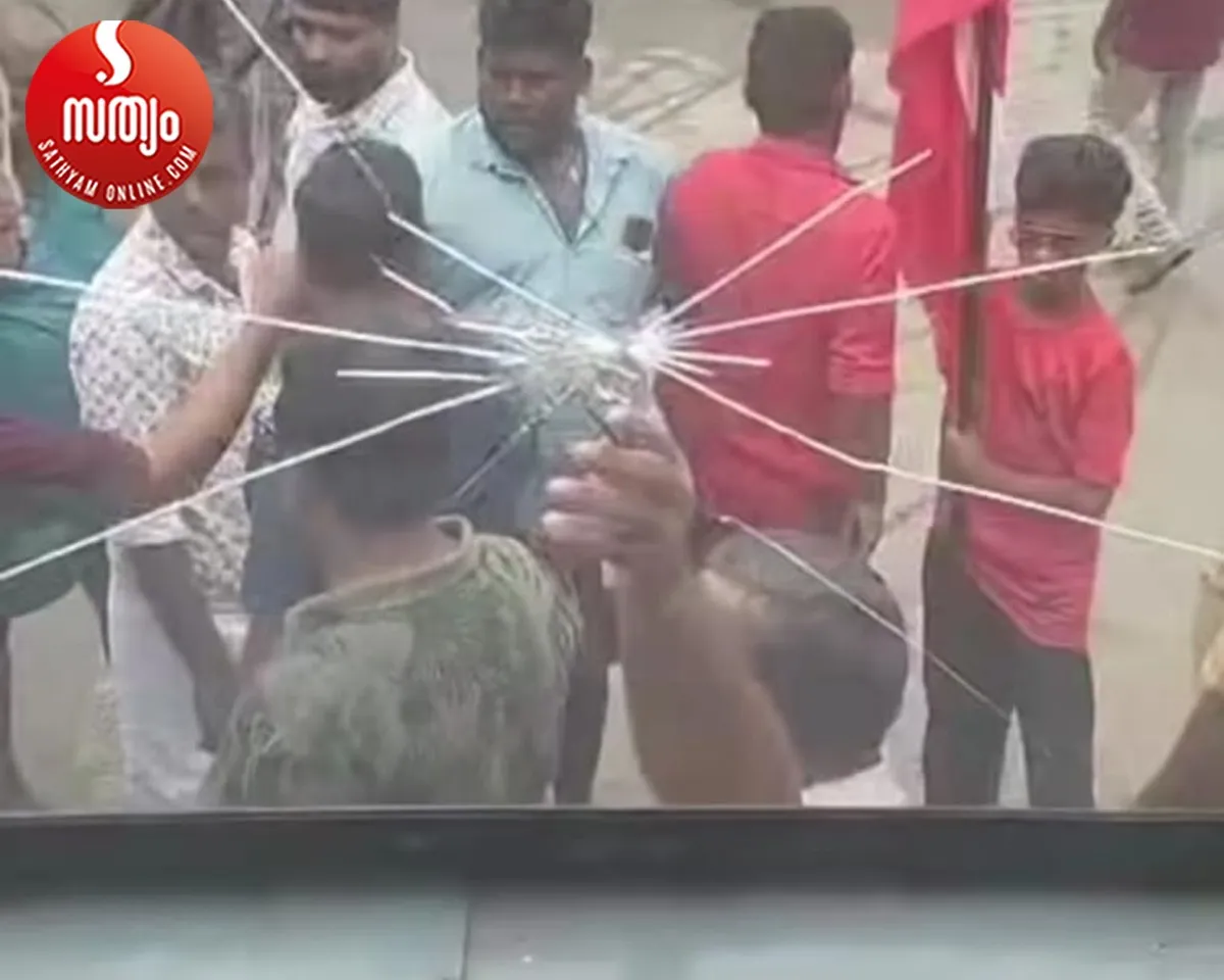 ksrtc bus glass broken by union protesters