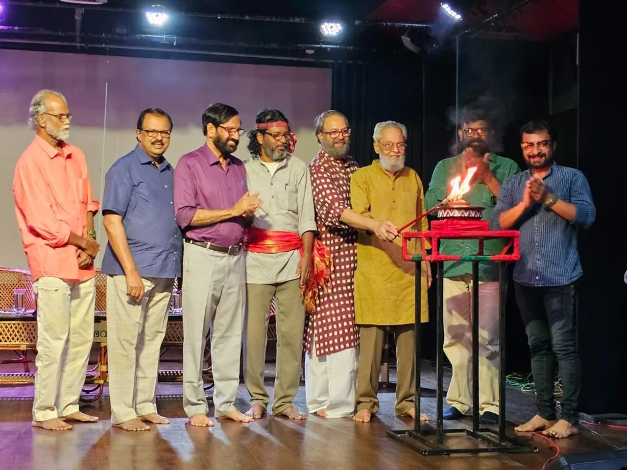 പി ജെ ആന്റണിയുടെ കഥാപാത്രത്തിൽ നിന്നും സ്മൃതി ജ്വാല സ്വീകരിച്ച് കെ പി കുമാരൻ ഉദ്_ഘാടനം നിർവ്വഹിക്കുന്നു. എം.വി ഗോപകുമാർ, പി.വി ശിവൻ, കെ പി രാമനുണ്ണി, അമ്പൂട്ടി,   മധുപാൽ, സാബു കോട്ടുക്കൽ, ഡോ.പ്രമോദ് പ
