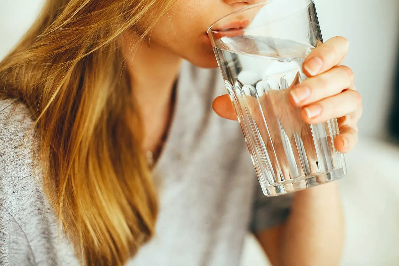 Woman-drinking-water-how-to-drink-more-water-px