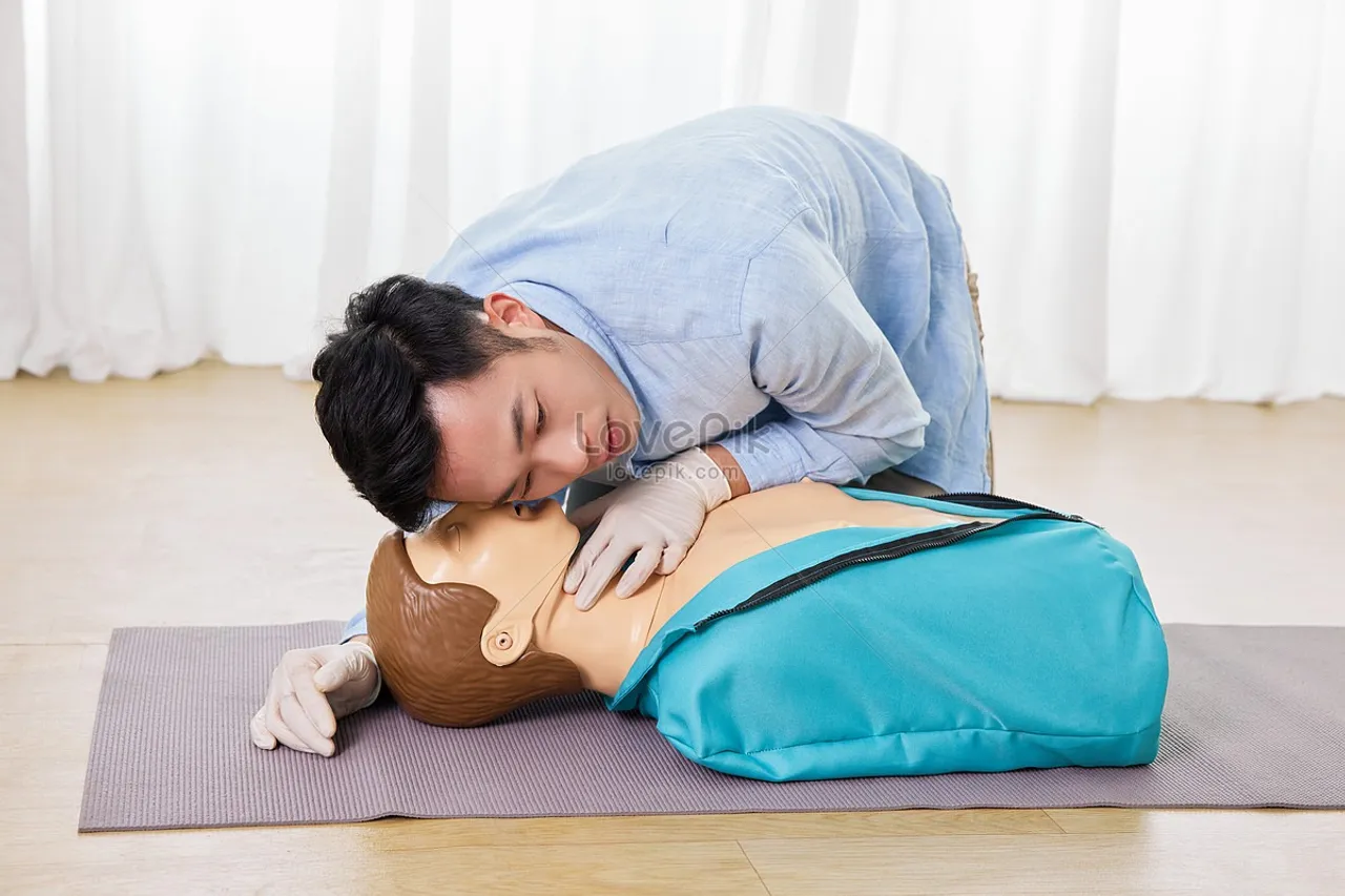 lovepik-young-men-demonstrate-artificial-respiration-first-picture_502365239