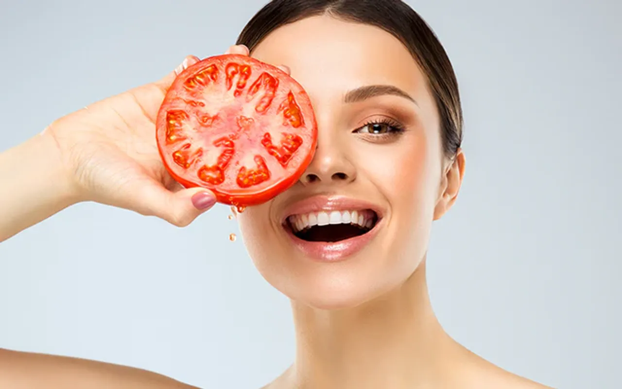applying-tomato-on-face_1024x400