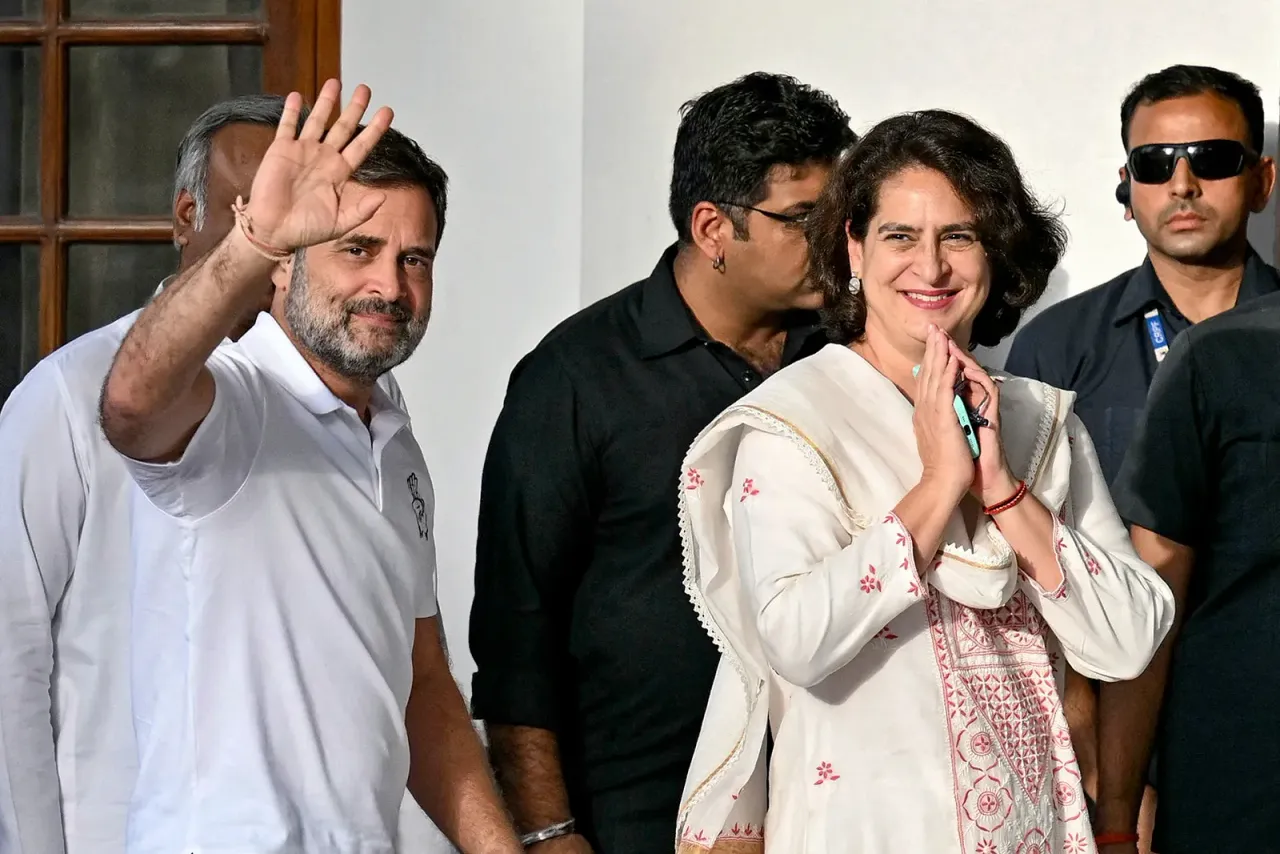 rahul-gandhi-and-sister-priyanka-gandhi-vadra-gesture-to-supporters-in-new-delhi-june-5-2024
