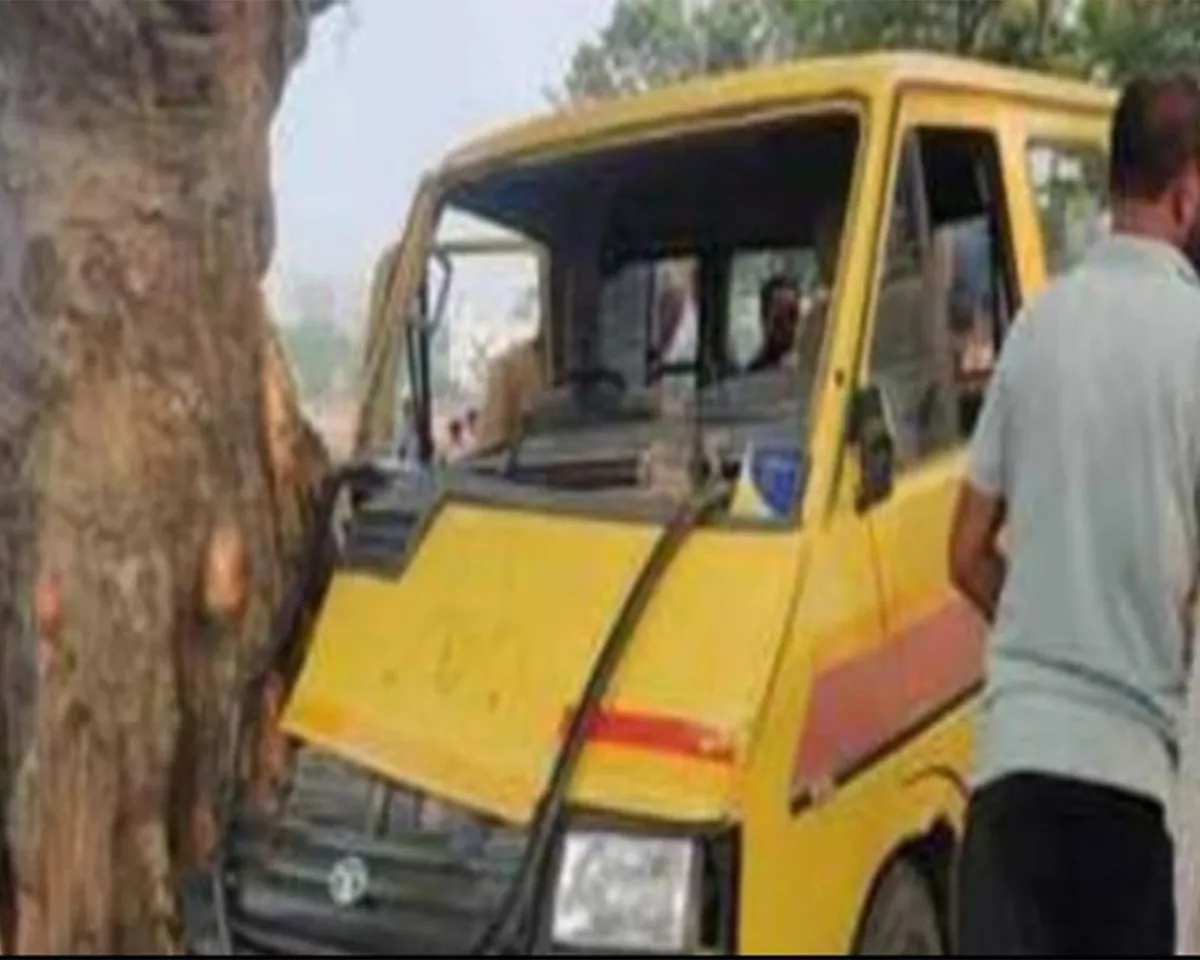 school-van-crashes-into-tree-in-deoria-7-kids-hurt-2-serious