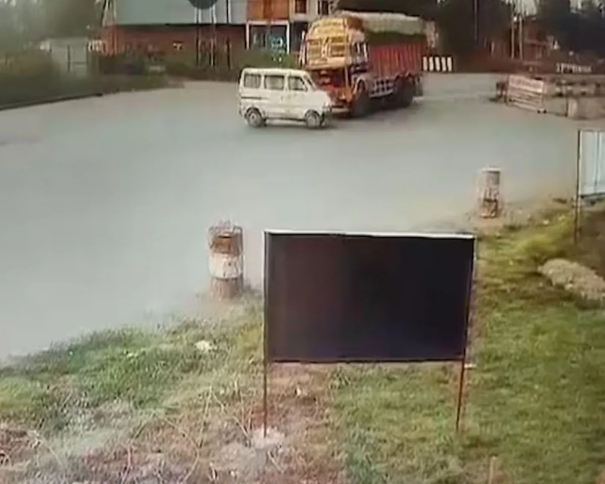 truck van accident jammu