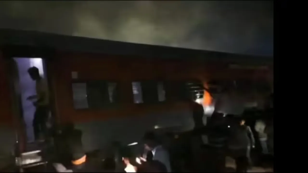 1397757-delhi-saharsa-vaishali-express-fire.jpg