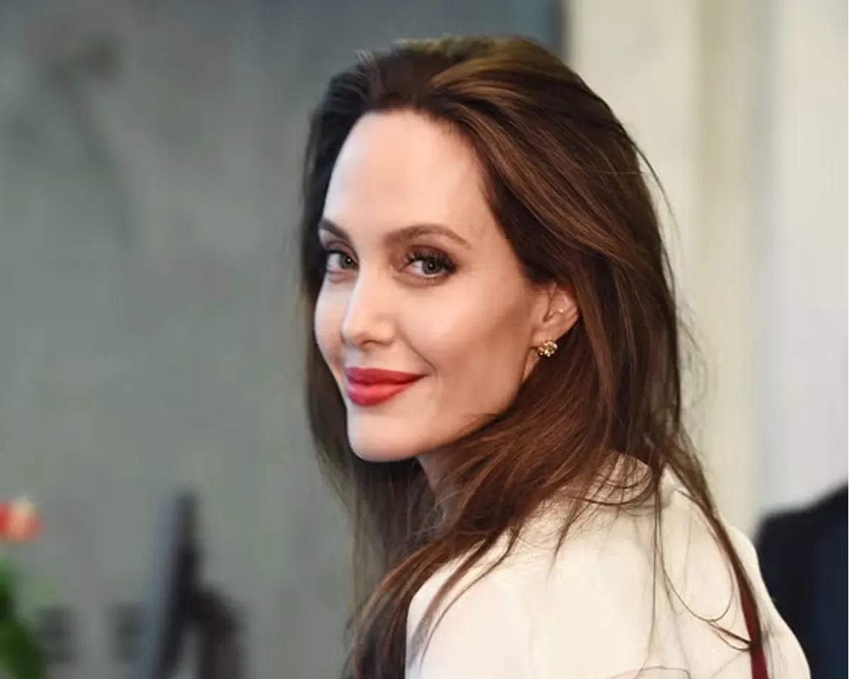 angelina jollyy