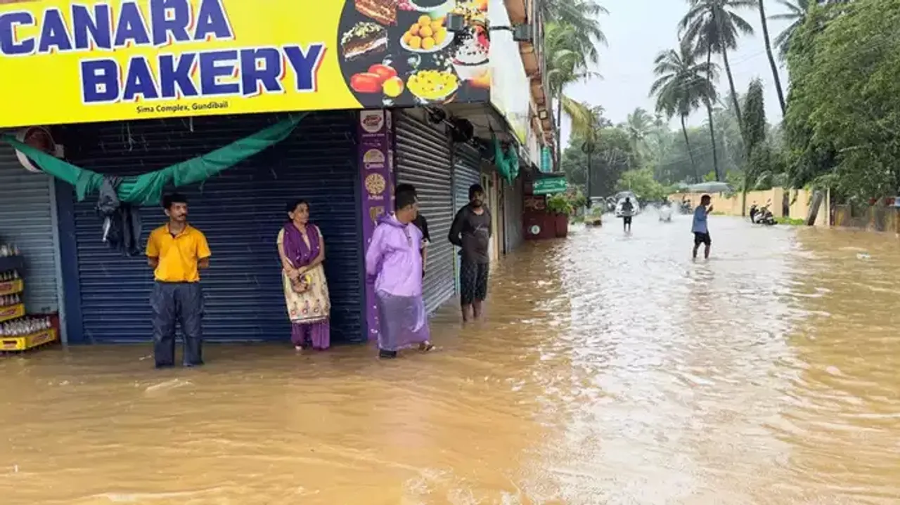 imd-issues-red-alert-in-dakshina-kannada-holiday-for-schools-and-colleges-111595048