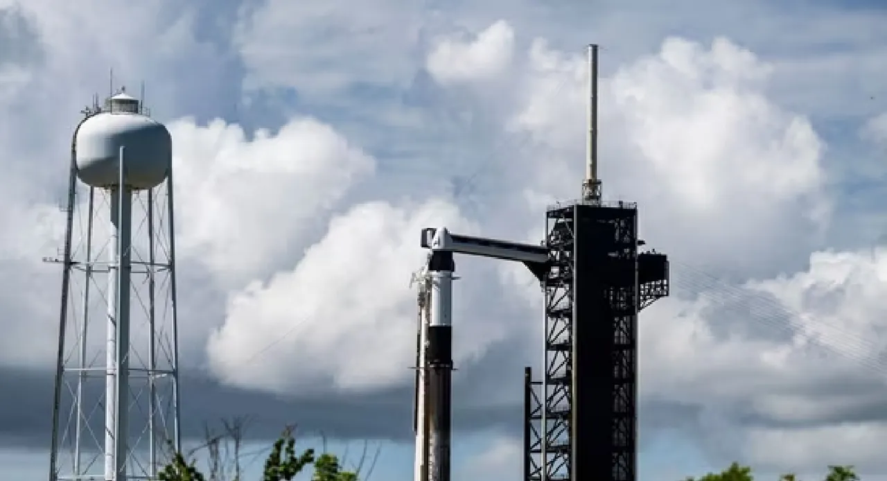  SpaceX Falcon 9 rocket 