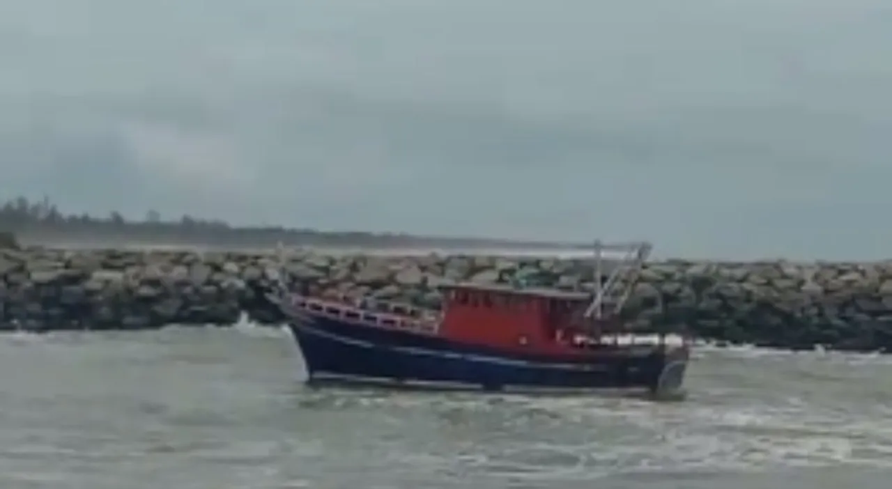 fishing-boat-accident-muthalappozhi.jpg