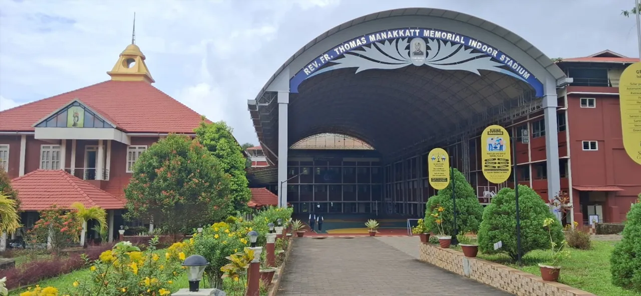 aruvithura college