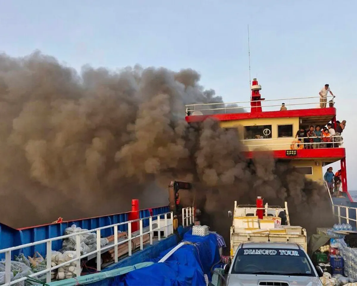 video-overnight-ferry-catches-fire-thailand-people-rescued