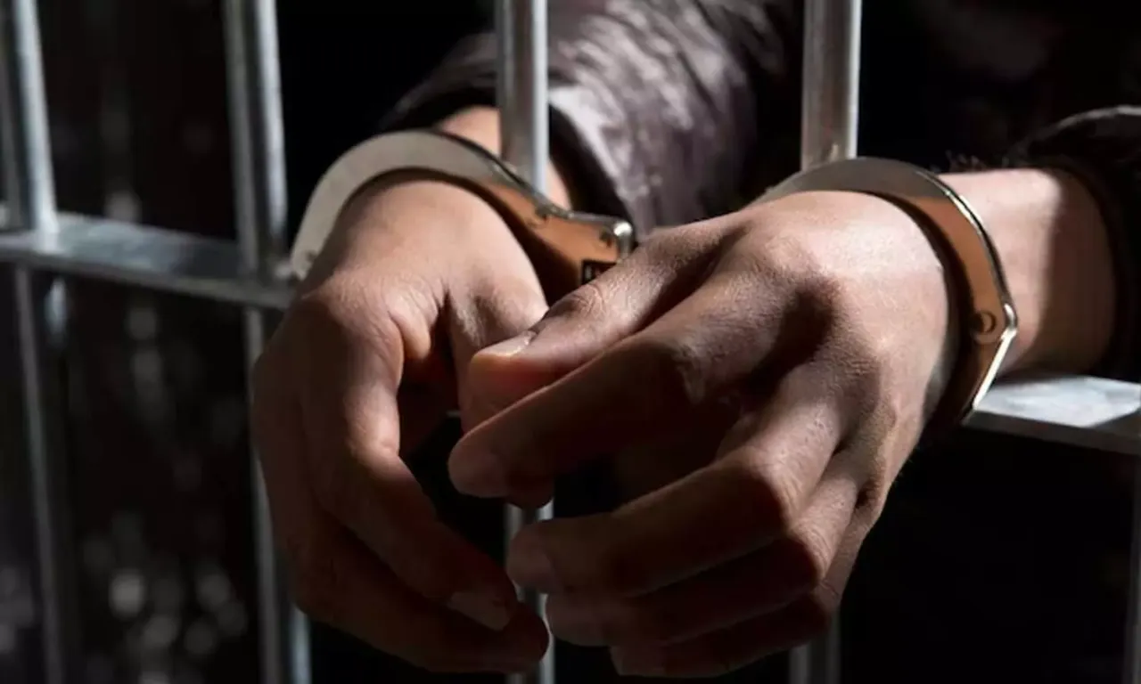 1428305-arrest.webp