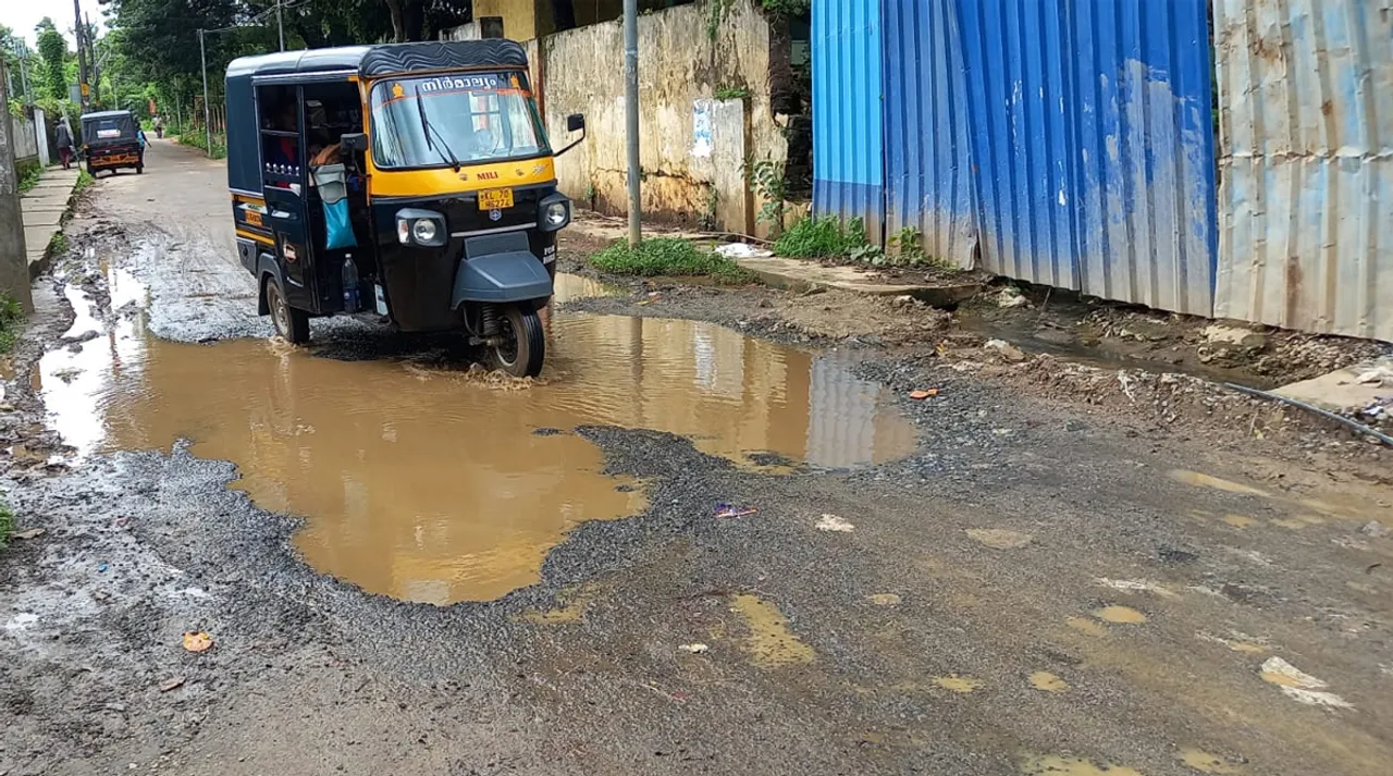 drinage water spread on road palakkad