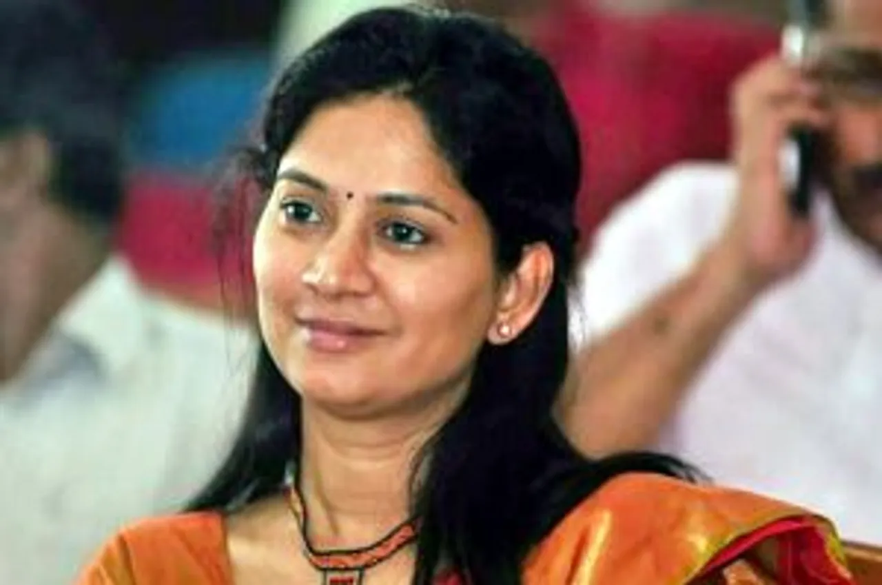 ഒരു കമന്റ് ഇട്ടതിന് എന്തൊരു ആക്രമണം ആയിരുന്നു... വ്യാജസഖാക്കള്‍ നന്നായി അതിനെ കൊഴുപ്പിച്ചു... അയ്യോ എന്റെ അക്കൗണ്ട് വരെ പൂട്ടിക്കും എന്ന് പറഞ്ഞവരുണ്ട്....  വ്യക്തിപരമായി ചിലര്‍ക്കൊക്കെ ചില്ലറ വിരോധമൊക്കെ ഉണ്ട് എന്ന് ചില കമന്റിലൂടെ മനസ്സിലായി... എന്റെ കുടുംബ ജീവിതം വരെ ചില കമന്റില്‍ പരാമര്‍ശിച്ചത് കണ്ടു.... അവരെയൊക്കെ സഖാവ് എന്ന് സംബോധന ചെയ്യാന്‍ ഞാന്‍ അറയ്ക്കും.... സൈബര്‍ ഗുണ്ടായിസം എന്നല്ലാതെ എന്താണ് ഇതിനൊക്കെ പറയേണ്ടത്...  വിമര്‍ശനങ്ങളോട് പ്രതികരിച്ച് പ്രതിഭ