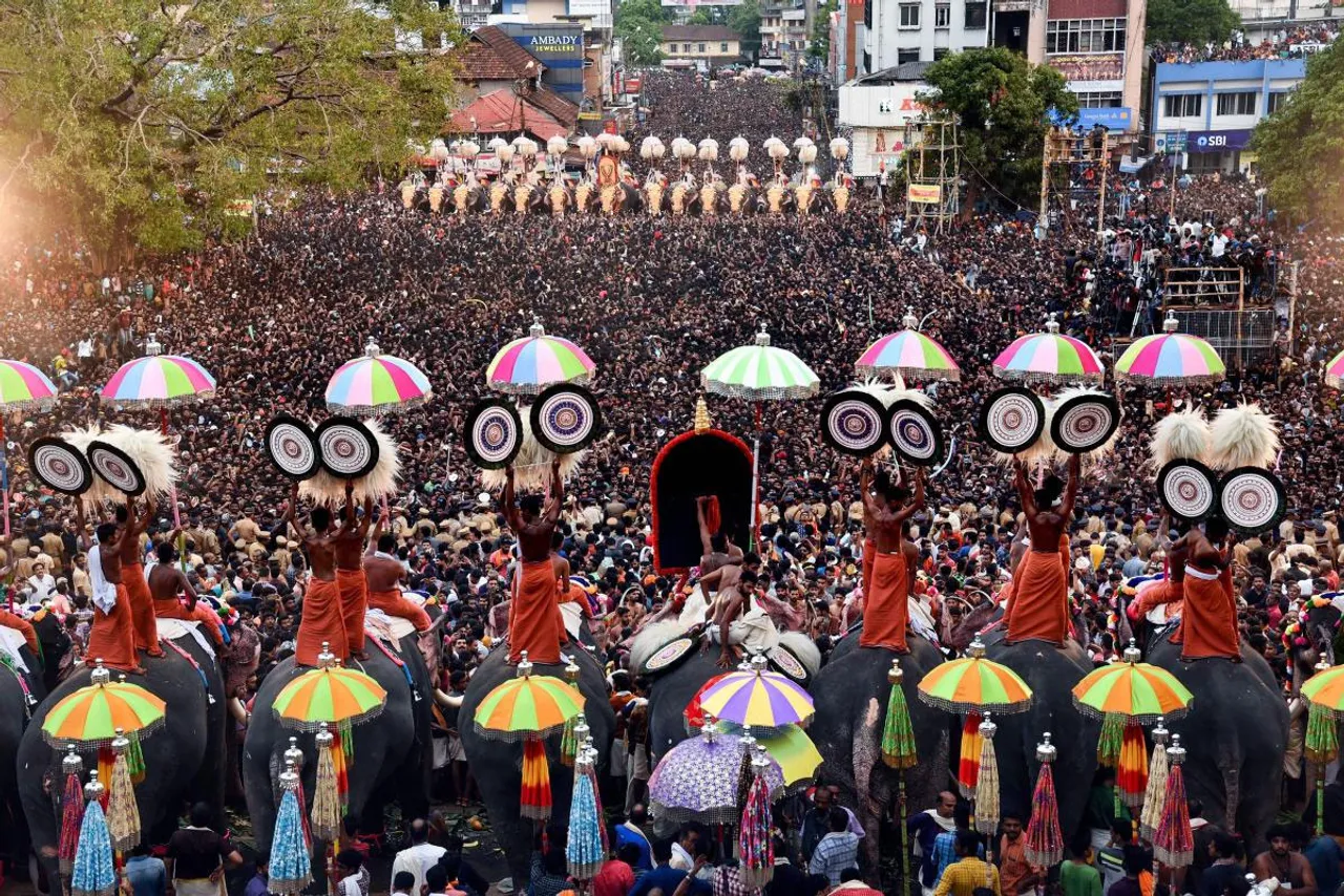 അവസാനം പൂരവും സായിപ്പിന് വിറ്റു...ഇനീപ്പോ കേരളത്തിന്റെ സ്വന്തം പഞ്ചാരിയും , പഞ്ചവാദ്യവും ഒക്കെ വീഡിയോ കാണണമെങ്കില്‍ സോണി മ്യൂസിക് കനിയണം....കോപ്പി റൈറ്റ് എടുക്കാന്‍ ഈ പറയുന്ന വാദ്യമേളങ്ങള്‍ ഒന്നും ഇവന്മാരുടെ സൃഷ്ടി അല്ല... തൃശ്ശൂര്‍ പൂരം ദൃശ്യങ്ങളുടെ കോപ്പിറൈറ്റ് സോണിക്ക് വിറ്റെന്ന് ആക്ഷേപം