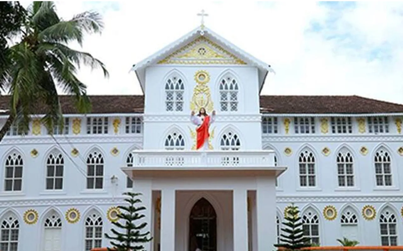എറണാകുളം-അങ്കമാലി അതിരൂപതയില്‍ നാളെ എന്തു സംഭവിക്കും ? വിമതവിഭാഗം വൈദീകര്‍ പ്രതിഷേധ റാലി നടത്തി പുറത്തേക്കോ ? വിമത വിഭാഗം വൈദീകര്‍ക്കെതിരെ കര്‍ശന നടപടി വേണമെന്ന് വിശ്വാസികള്‍ ! അതിരൂപതയില്‍ വിമത വിഭാഗം പരസ്യമായി അച്ചടക്കം ലംഘിക്കുന്നത് ഇതാദ്യമല്ലെങ്കിലും വത്തിക്കാന്‍ ഭരണം നിയന്ത്രിക്കുമ്പോള്‍ അച്ചടക്കലംഘനം അനുവദിക്കില്ല. അനുസരണമില്ലായ്മ വലിയ കുറ്റം തന്നെ ! സിറോ മലബാര്‍ സഭയില്‍ പിളര്‍പ്പുണ്ടാക്കുന്ന വിമതരെ പുറത്താക്കുമോ ? വര്‍ഷങ്ങള്‍ നീണ്ട അച്ചടക്ക ലംഘനത്തിന് നാളെ തീര്‍പ്പ്
