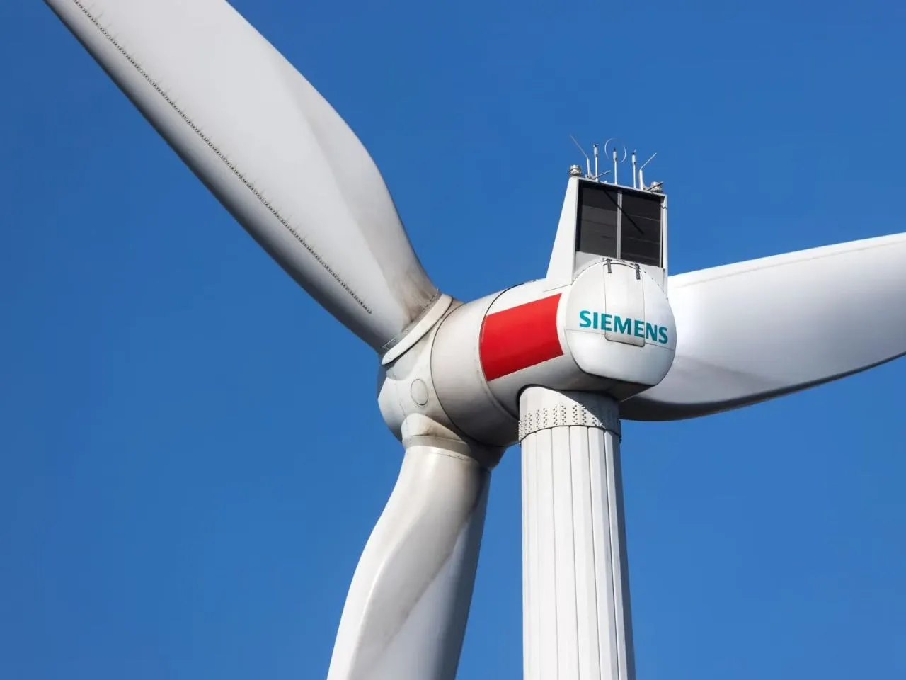 ABB India Secures INR 173.55 Crore Order from Siemens Gamesa for Wind Turbine Components