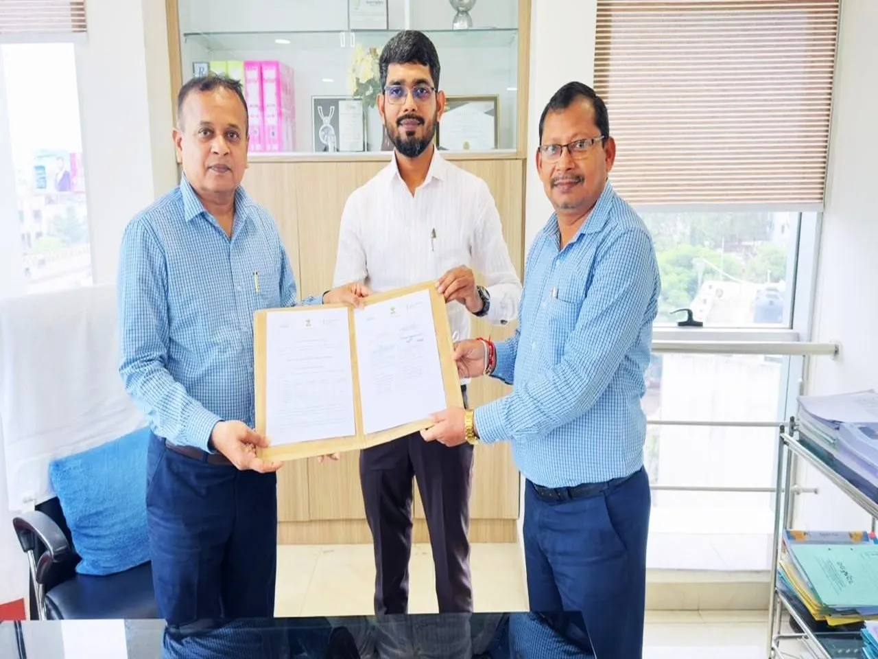 Earthwave Group Signs MoU With DGVCL to Boost Renewable Energy Growth